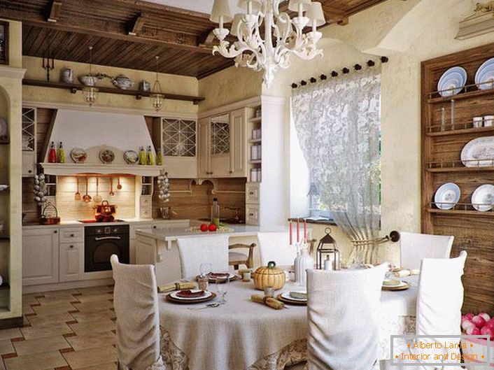 Уютна кухня в стил рустик. Забележителни са декоративните рафтове, изработени от дърво за плочи и други прибори. 