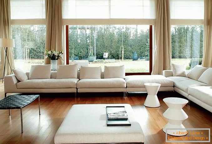 Дневна с панорамни прозорци - снимка с пердета и мебели в стила на минимализма