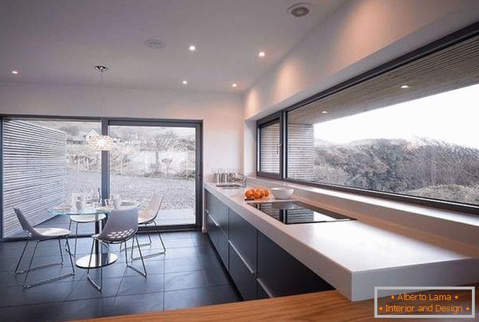 Красива кухня с панорамни прозорци - вътрешна снимка