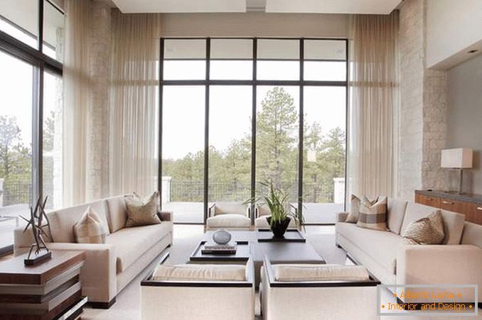 Голям апартамент с панорамни прозорци - интериорна снимка