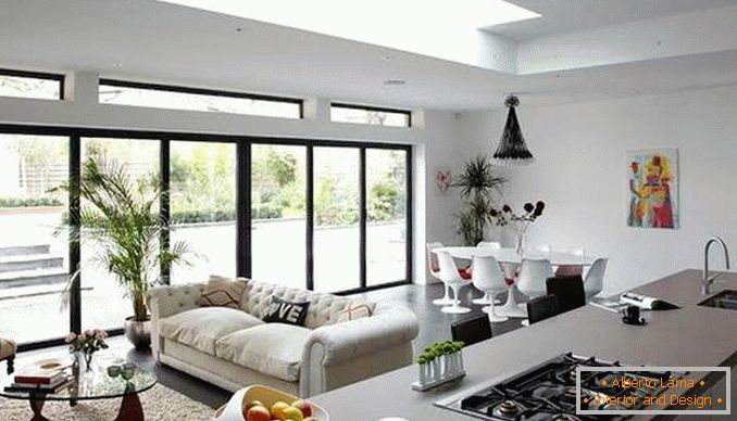 Дизайнерски студиа с панорамни прозорци - снимка на кухнята на всекидневната