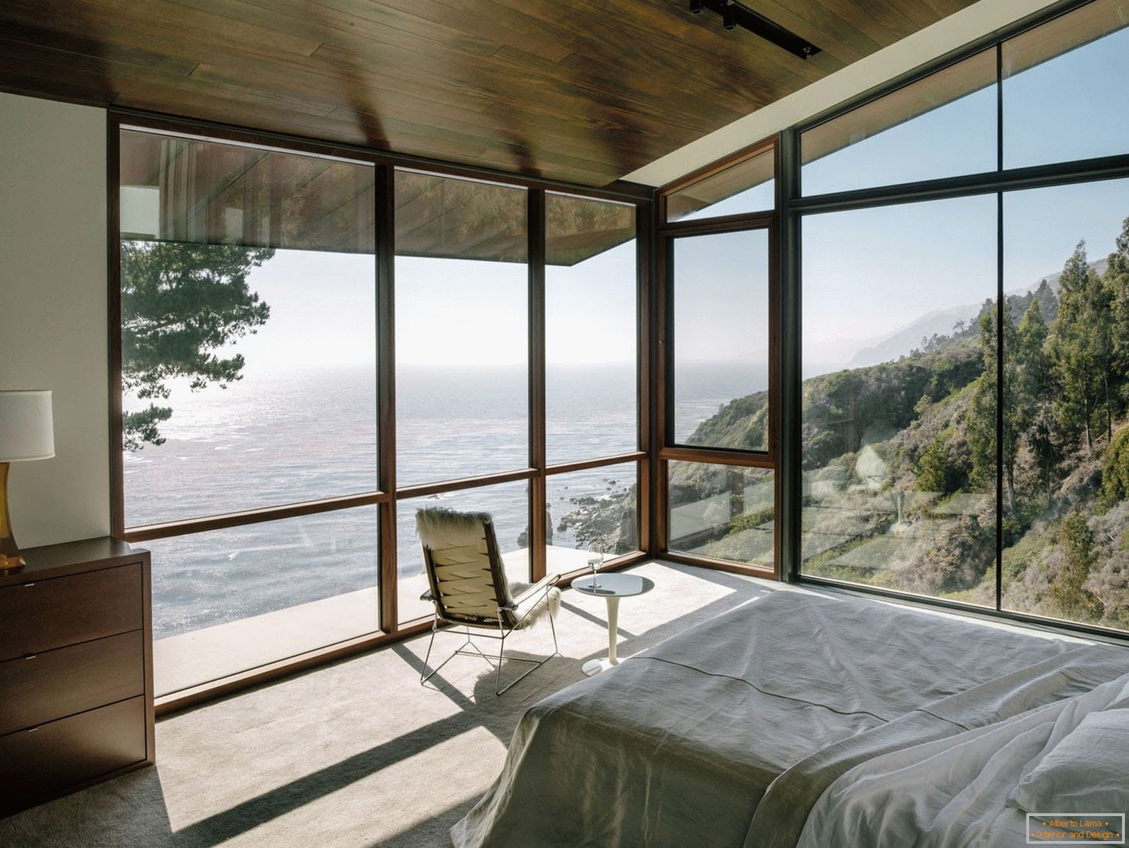 Панорамни прозорци с изглед към морето