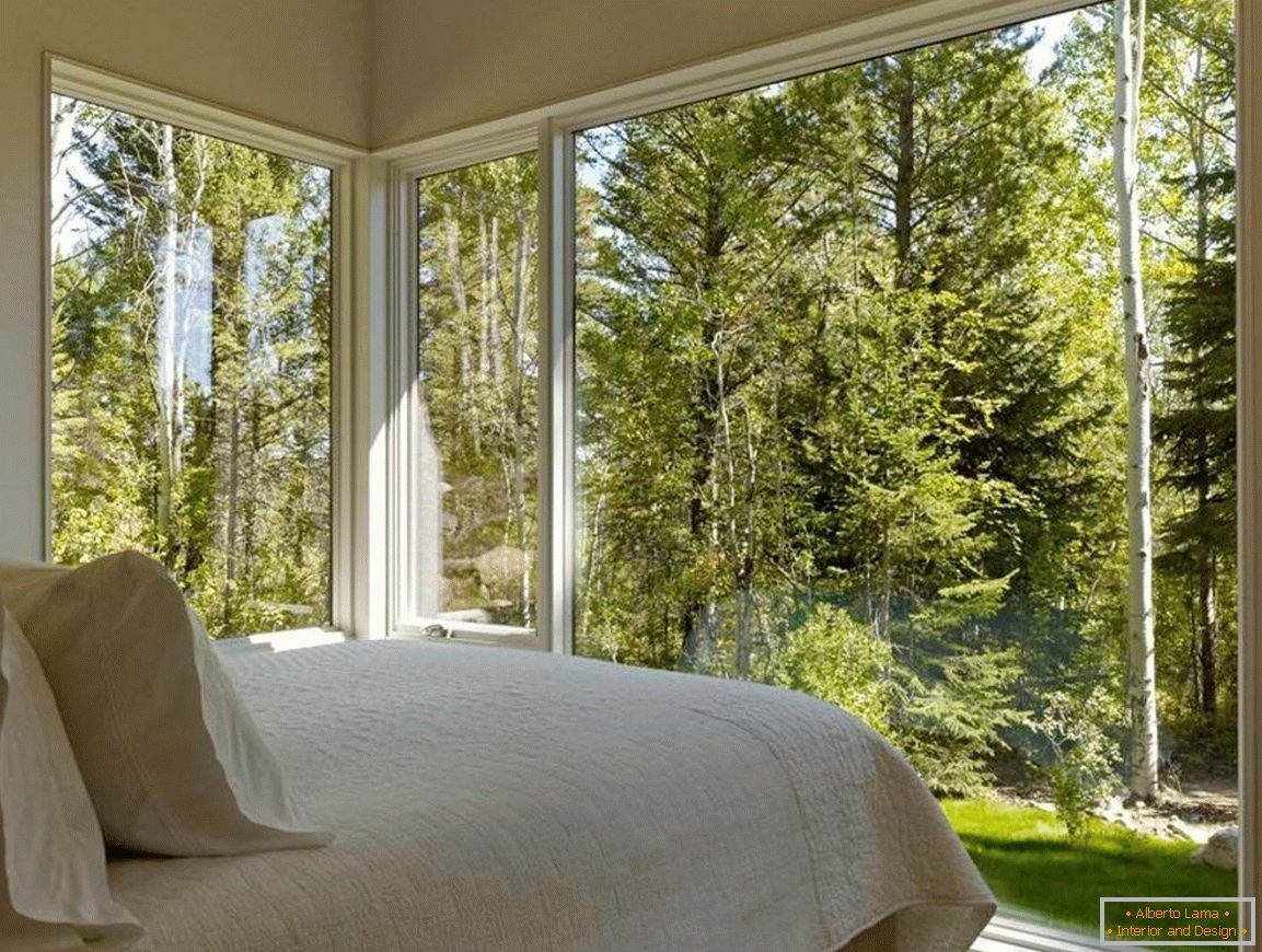 Спалнята с видом на лес
