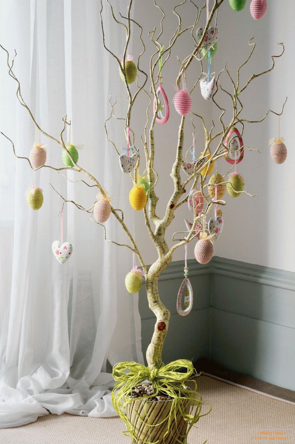 дърво с сердечками и пасхальными яйцами
