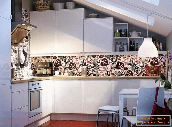 Модерните вградени уреди хармонично се вписват в цялостния дизайн на кухнята. Лаконичният дизайн на малко пространство на мансарден етаж е проектиран в строго съответствие с изискванията на скандинавския стил.