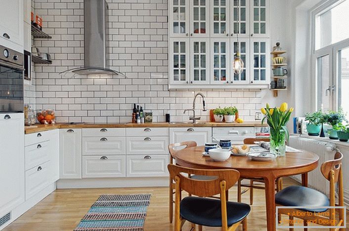 Интериорът на кухнята е направен в скандинавски стил, който се изразява в бял, спокоен дизайн. 