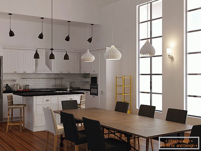 Пример за добре избрано осветление за кухнята в скандинавски стил. За осветяване на зоните за хранене и работа се използват различни модели тавани полилеи. 