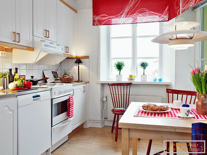 Бял цвят в комбинация с благороден червен визуално подобрява кухнята. Ярките, наситени акценти правят стаята стилна и креативна. 