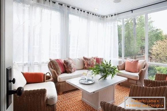 Плетени мебели от лозата в дизайне гостиной веранды