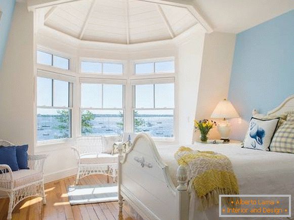 Плетена мебел в интериора - снимка на спалнята с прозорец на залива