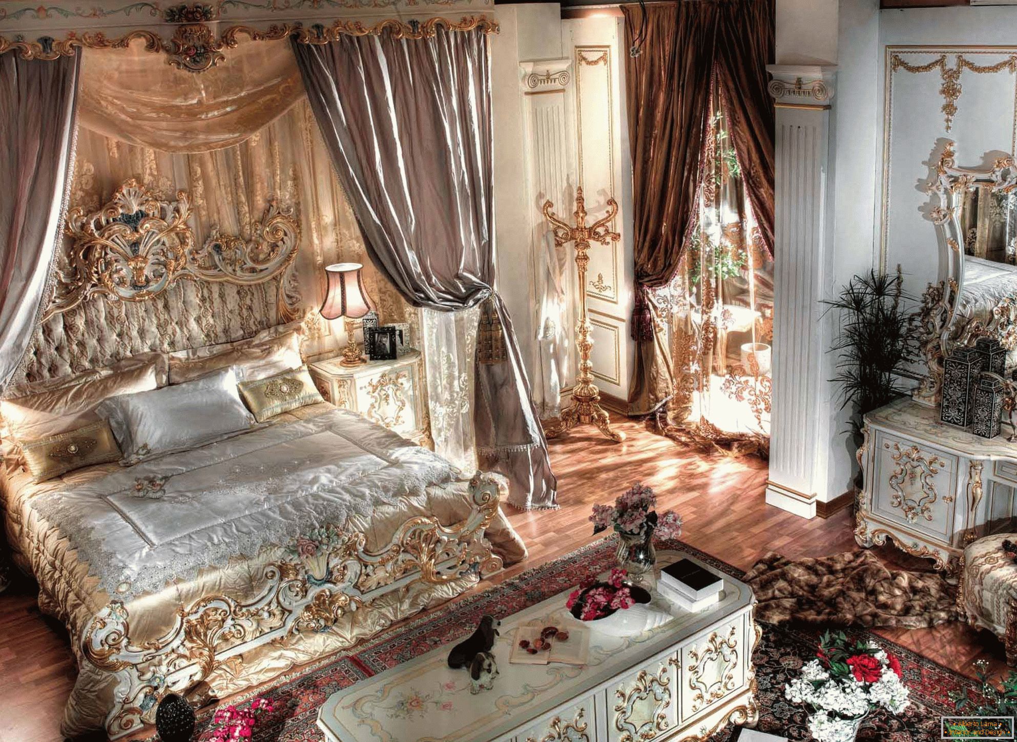 Луксозна барокова спалня с високи тавани. В центъра на композицията е масивно легло от дърво с издълбани гръбчета.