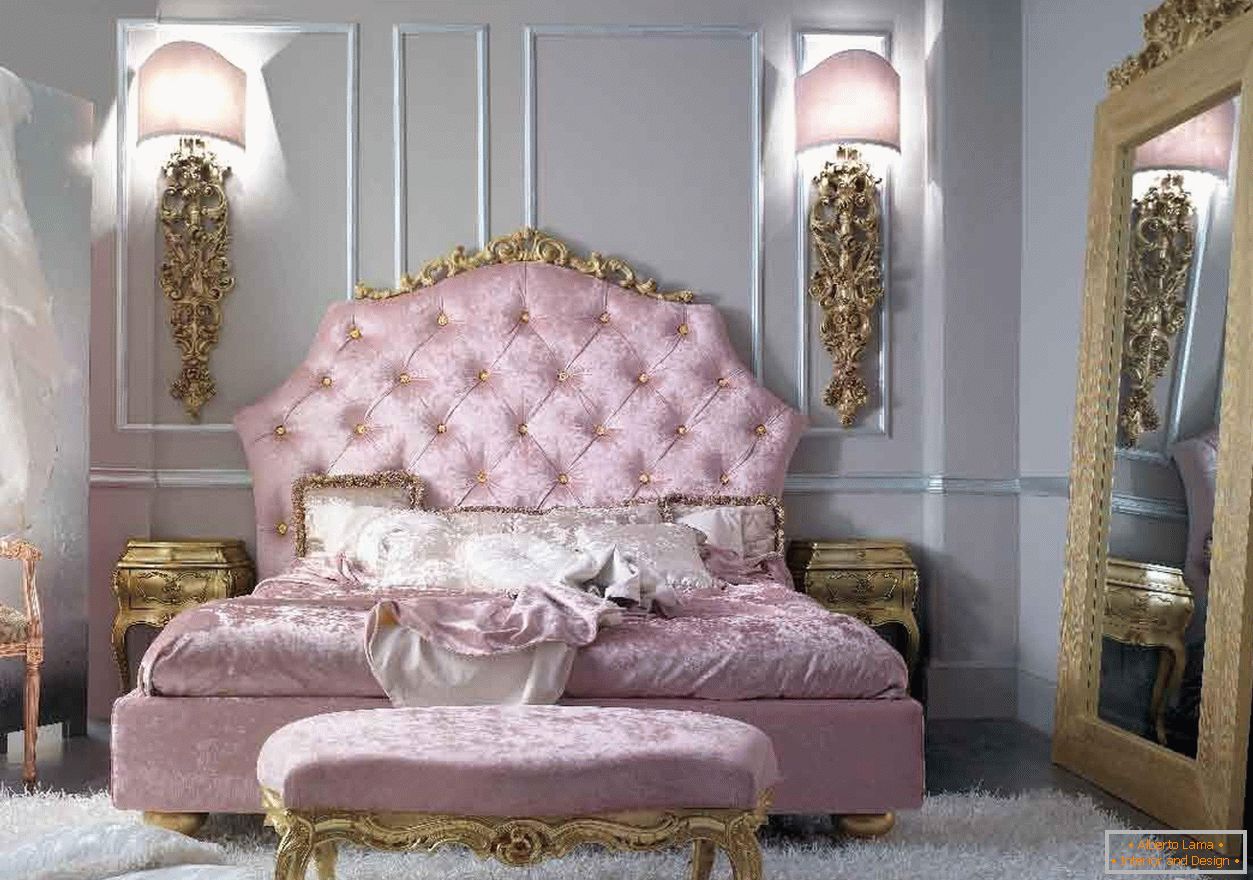 Спалня на младо момиче в бароков стил. Гледката се привлича от голямо огледало в златна рамка.