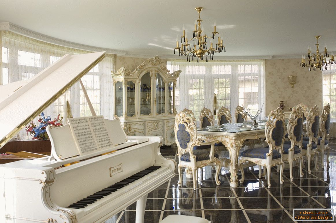 Просторна трапезария в бароков стил. Собственикът на селска къща най-вероятно играе пианото, което идеално се вписва в цялостната картина на интериора.