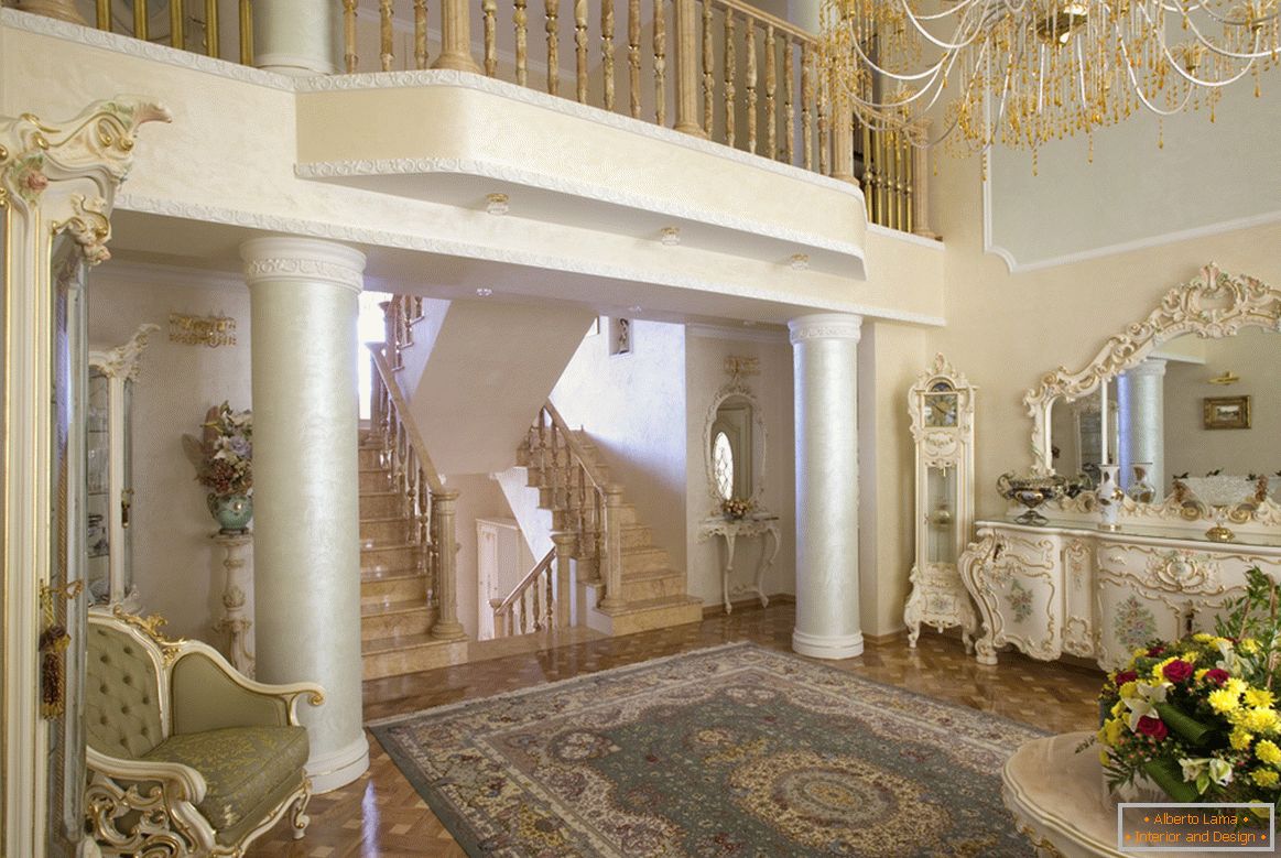 Стаята в бароков стил е забележителна за колоните с малък действащ балкон на втория етаж.