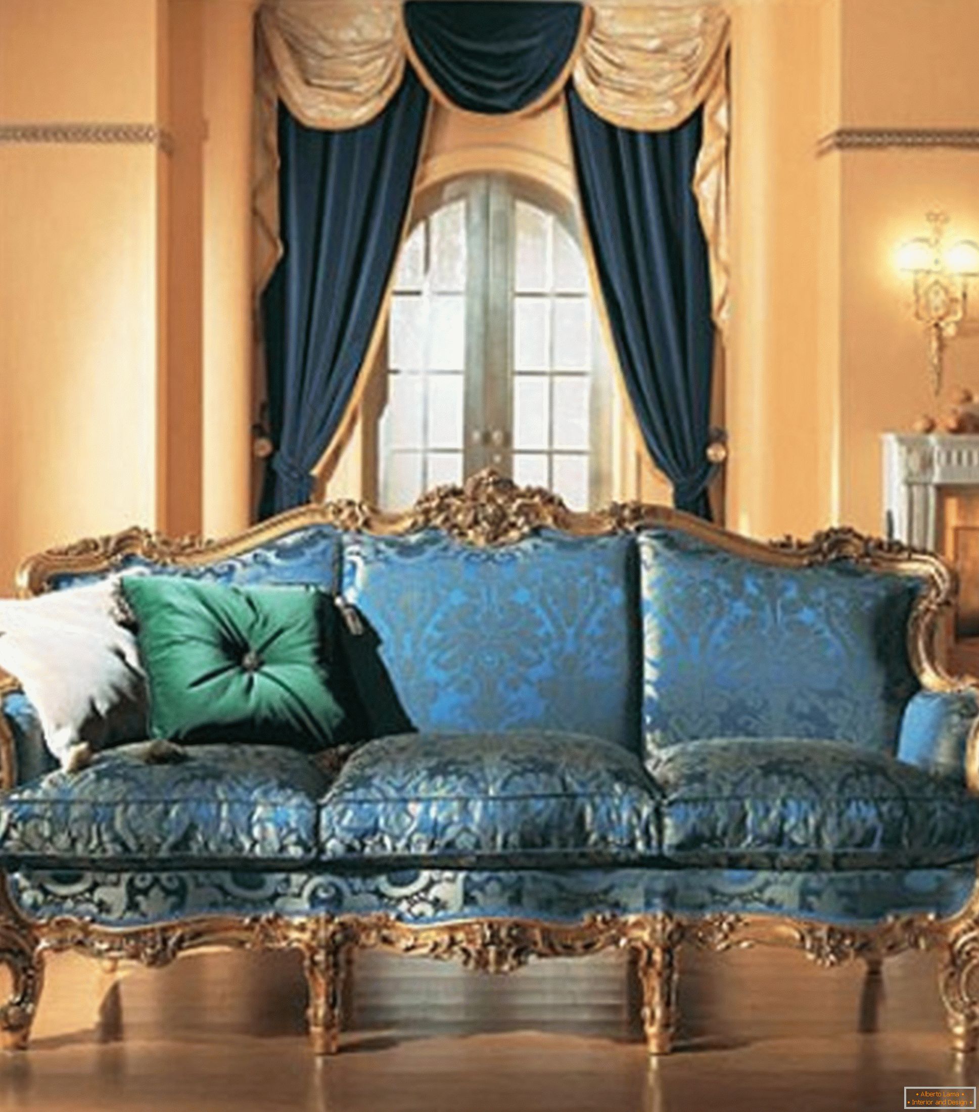 Комбинацията от контрастни цветове в декорацията на хола в бароков стил.