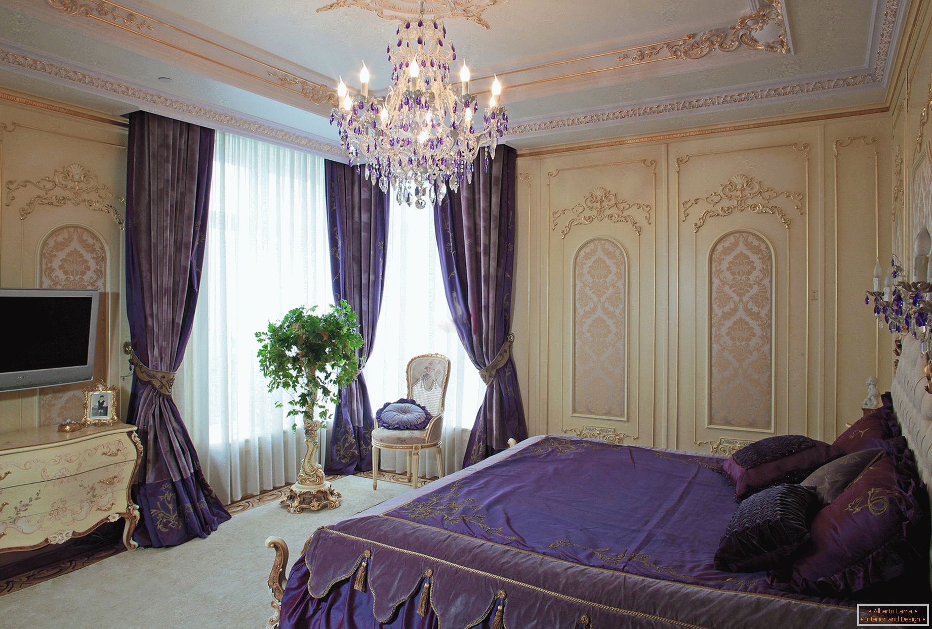 Стилна спалня в бароков стил. Една фина конструктивна концепция - тъмно пурпурните завеси се комбинират с легла, съобразени с тон.