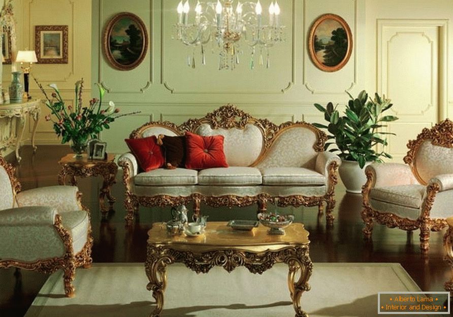 Стаята за гости е в меки маслинови тонове. Мебелите с издълбани гръбчета и крака са съобразени със стила на барока.