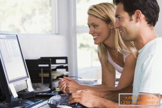 мъж и жени на компютър вкъщи
