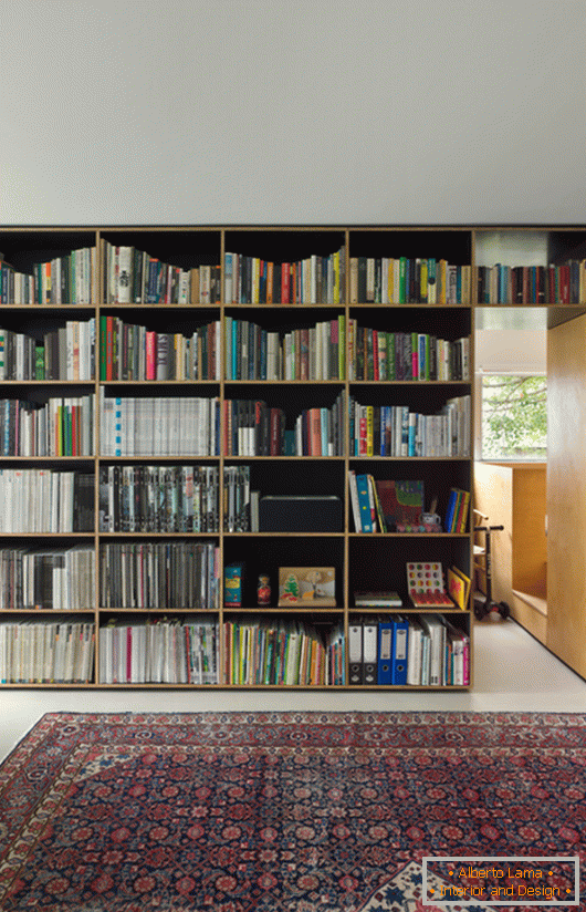 Стелажи за книги в малък студиен апартамент