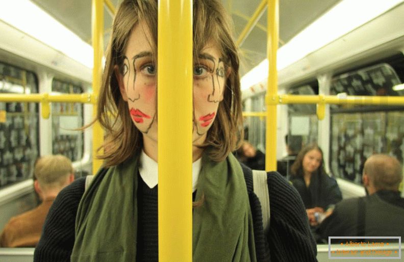 Двулицево момиче в транспорт от художника Себастиан Биниек