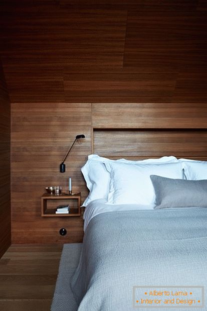 Дървена украса в спалнята