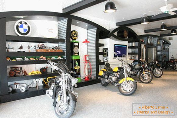 Мотоциклет във вътрешността на домашен гараж