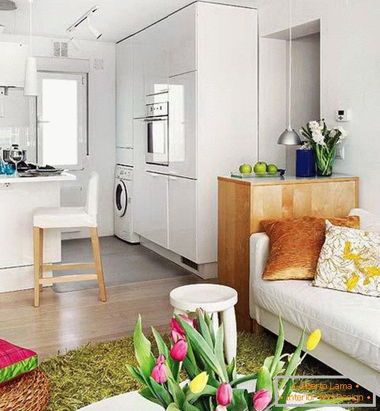 Бяла кухня в хола на малък апартамент в Испания