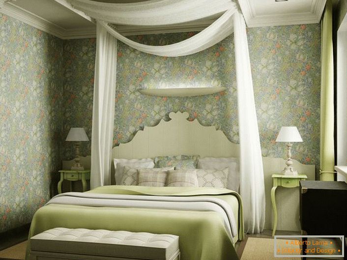 Забележителна особеност на дизайна на спалнята беше навесът, изработен от полупрозрачна бяла тъкан над леглото. Лекият, романтичен дизайн е идеален за спалнята на младоженците.
