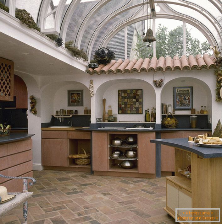 Кухня в средиземноморски стил под стъклен покрив в къща в южна Италия.