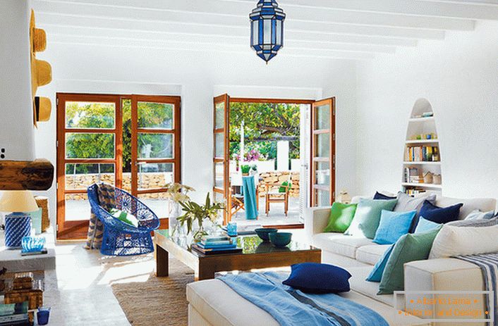 За украса на стаите за гости се използват елементи от естествени тъкани. Светлите възглавници и килими правят атмосферата по-уютна.