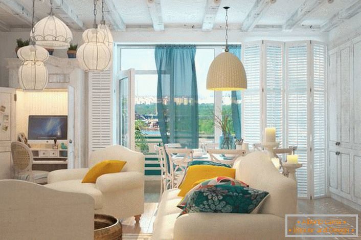 Стаята за гости в средиземноморски стил е просторна и светла. За довършване на подовете е използван паркет от светло дърво.