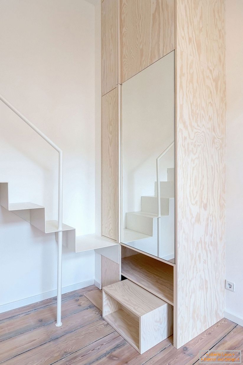 Огледален шкаф на стълбите