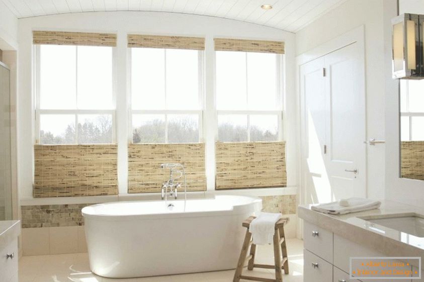 Скъпа баня с естествени материали и големи прозорци