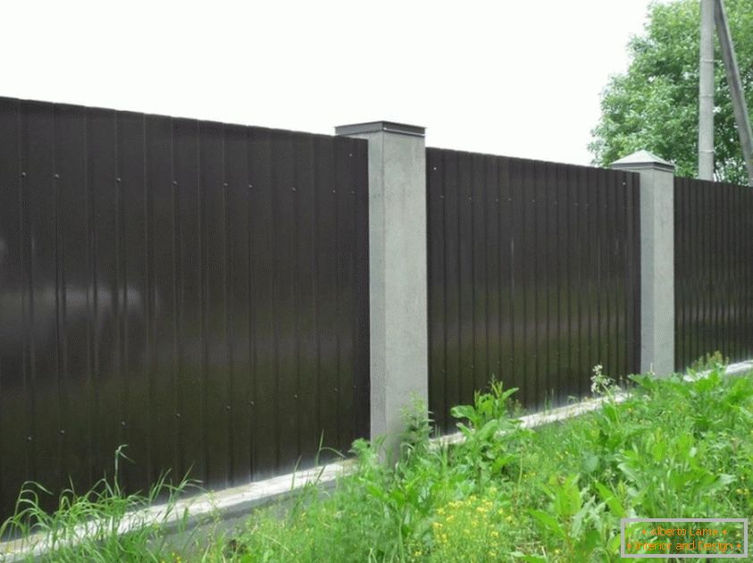 Стената се профилира на оградата