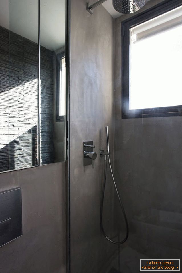 Банята на малък студио апартамент