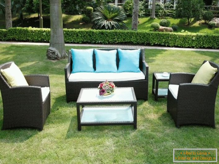 Оригиналните мебели от изкуствен ратан са идеални за градински парцел.