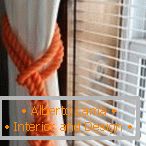Бяла завеса и оранжево въже