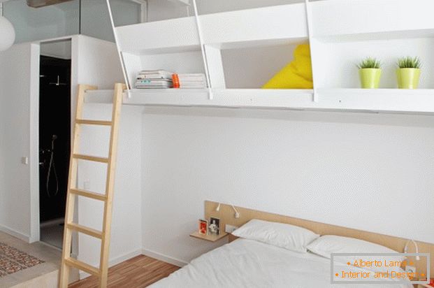 Проектът на мини апартамент: спалня в бял цвят