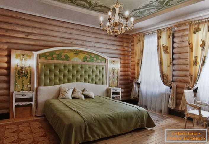 Стените на спалнята в най-добрите традиции на страната са украсени с естествена дървена ъглова кабина. Въпреки това, без цветни мотиви все още никъде. Светло бежовите завеси украсяват рядко цветен модел.