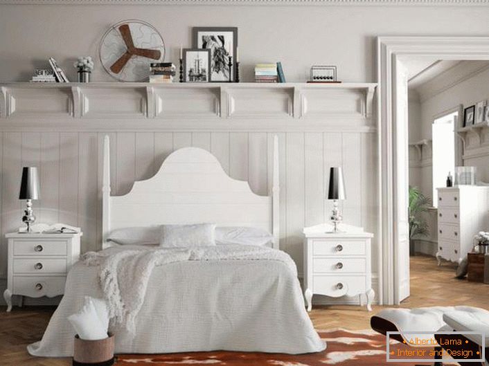 Бяла стая в стила на страната с подходящо подбрани мебели. Особено интересни са нощни шкафчета с малки чекмеджета.