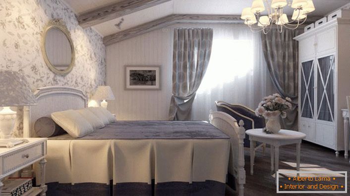 Спалнята в стила на страната е направена в заглушени сини тонове. Стената в главата на леглото е покрита с тапет с флорален образец.