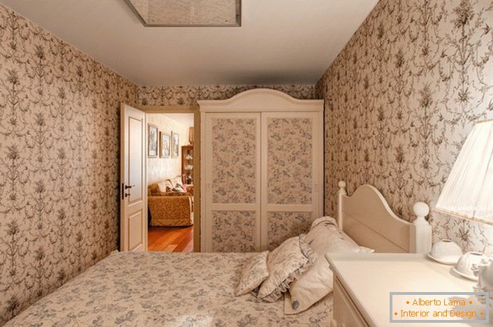 Уютна спалня в малка селска къща в южната част на Италия.