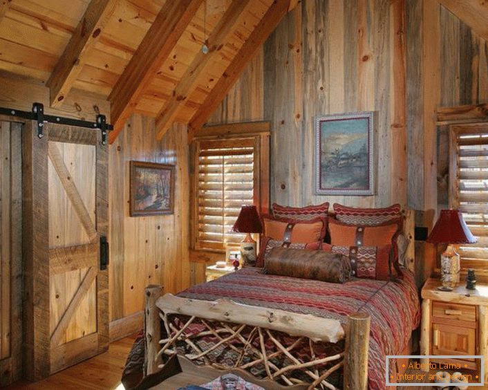 Спалня в провинциален стил в малка ловна хижа в северната част на Франция.