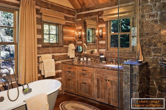 Баня в страната стил с подходящо подбрани мебели. Интересна идея е прозорецът с дървена рамка над банята.