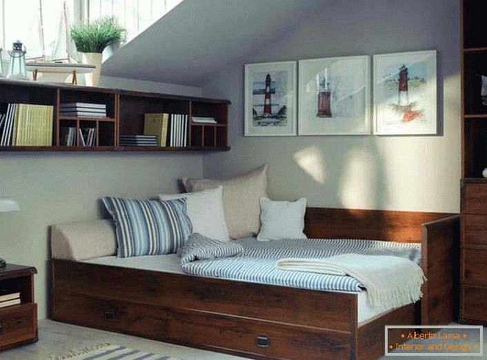 Съвременна страна в спалнята. Функционалните мебели, изработени от дърво, не правят стаята претрупана.