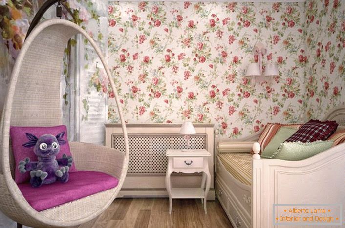 Стаята за млада дама е декорирана в провинциален стил. В най-добрите традиции на стил, дизайнерът използва тапет с цветен украшение.