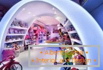Радужный интерьер в магазине игрушек Историята на Пилар, Барселона