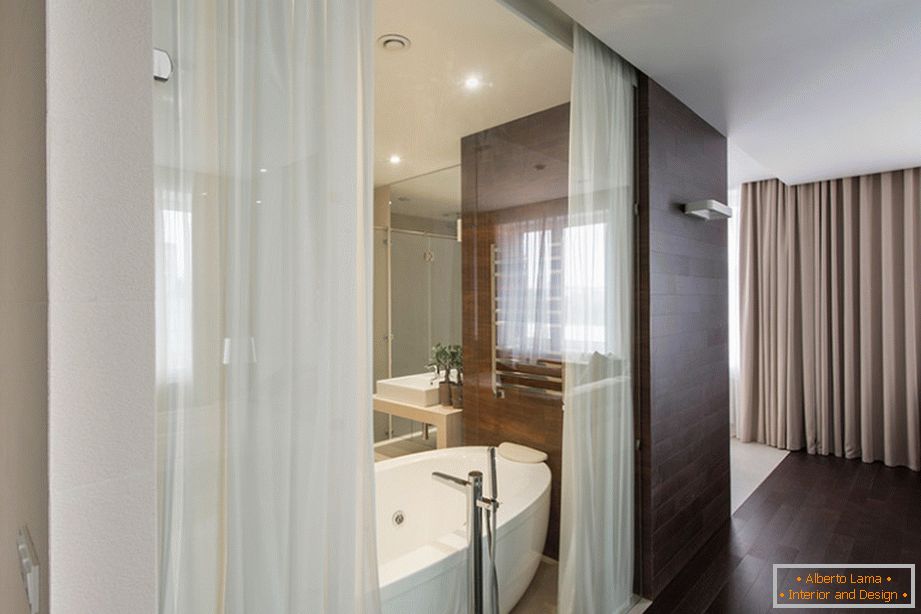 Стъклена стена с отворени завеси в банята