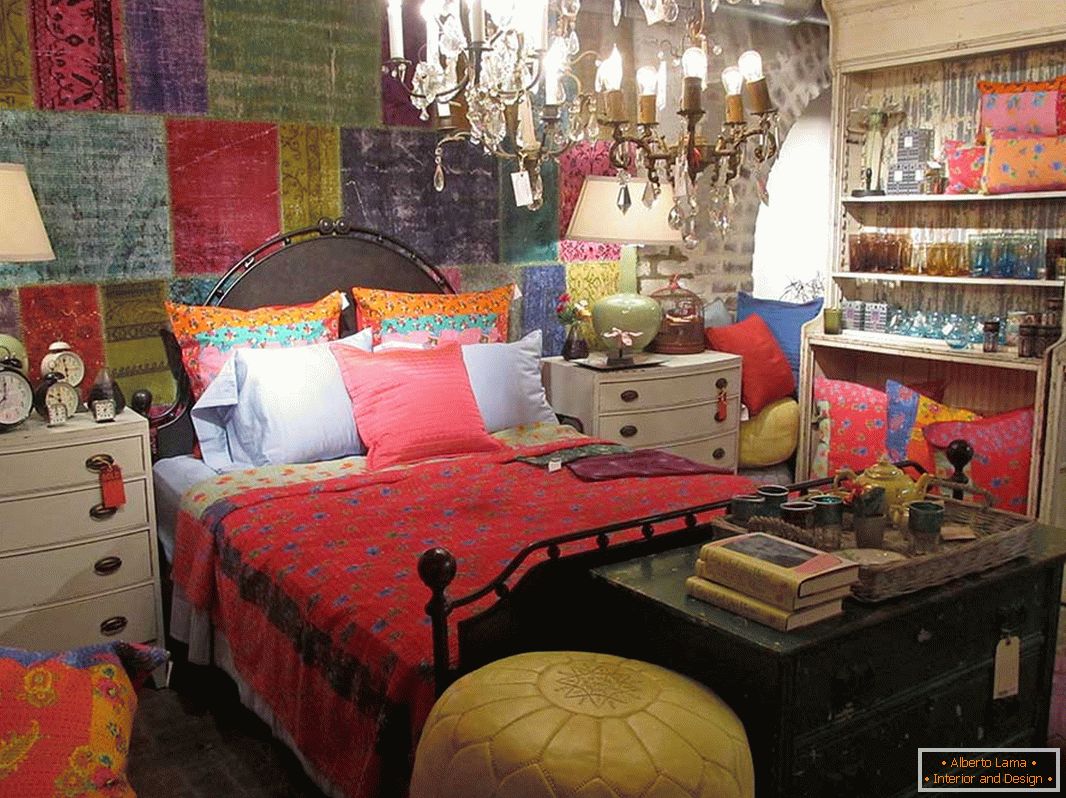 Легло с многоцветни възглавници