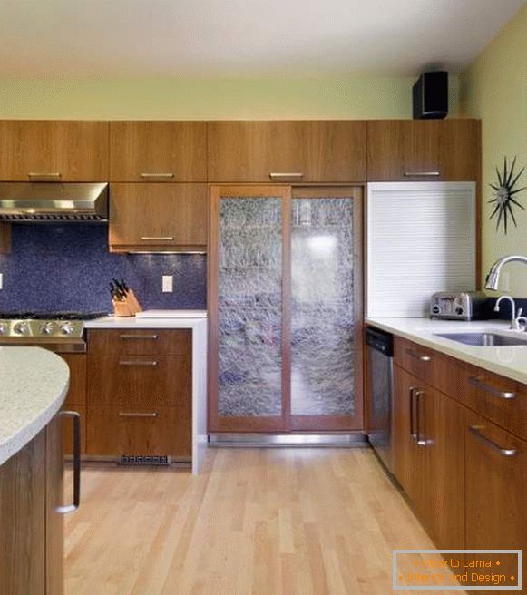 Дървено купе с плъзгащи врати в кухнята със стъкло